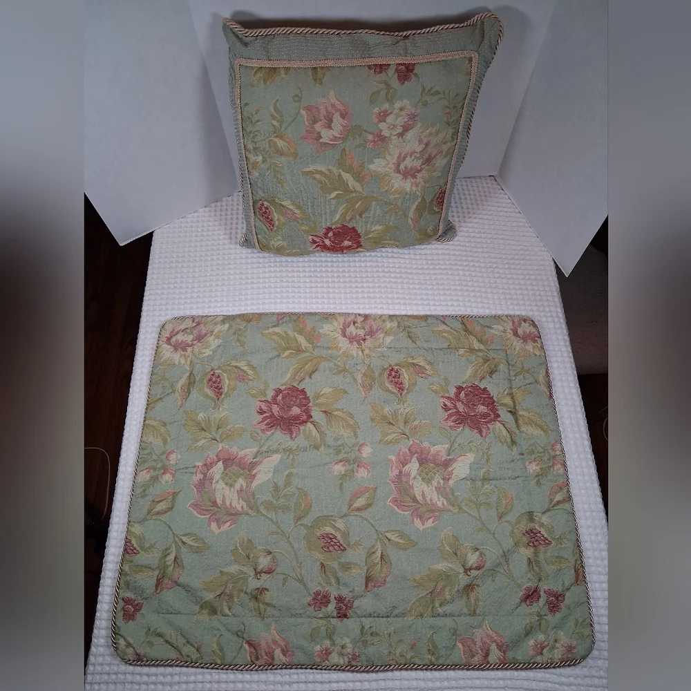 Ashley Furniture Throw Pillow & 2 Std. Shams Light Green Floral Braided Detail